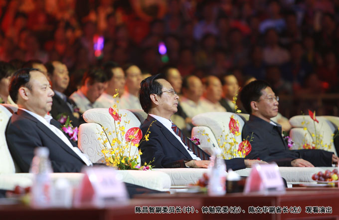 陳昌智副委員長(中)、鐘勉常委(右)、陳文華副省長(左) 觀看演出