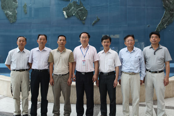 通威股份嚴虎總裁（中）、高級技術顧問吳宗文（右二）與考察團一行合影留念
