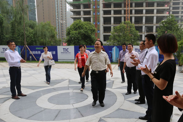 劉主席、管董事長一行視察通威國際中心招商中心