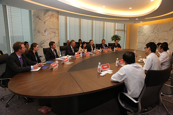 雙方在水產(chǎn)養(yǎng)殖、科研合作、原料貿(mào)易等領(lǐng)域座談探討